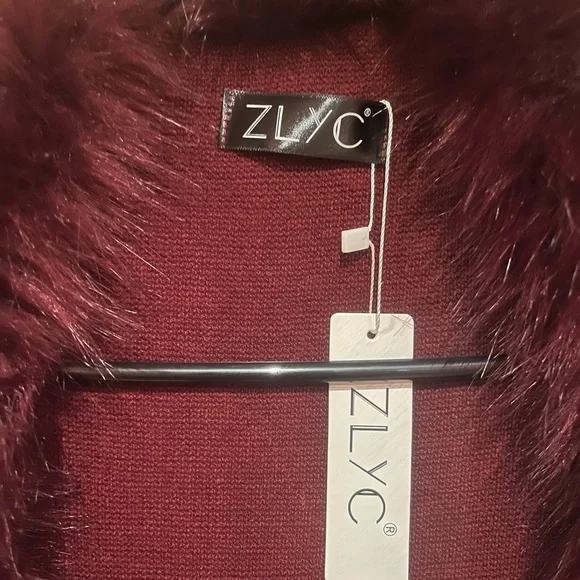 Women’s Cape ZLYC With Double Layer Faux Fur Trim - Picture 4 of 5